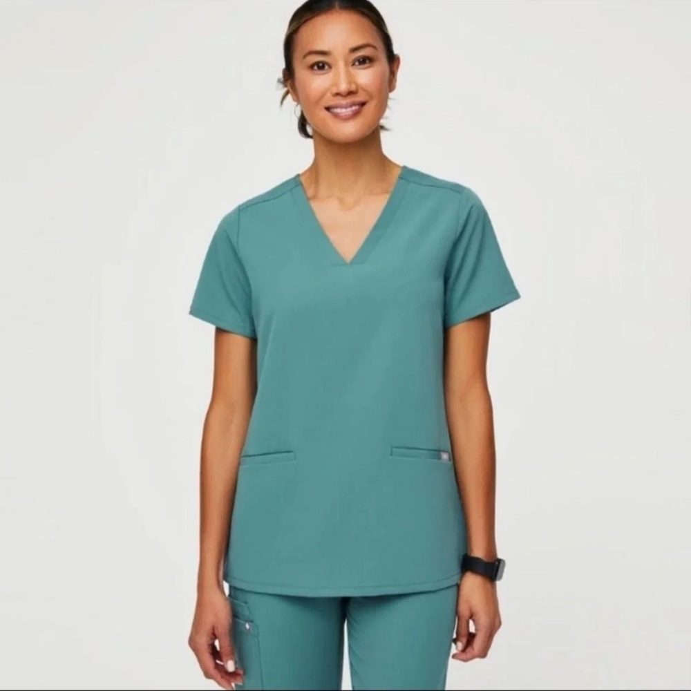Casma Three-Pocket Scrub Top figs hydrogreen small